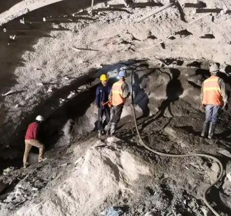 南明拱顶带模注浆料的施工流程及注意事项